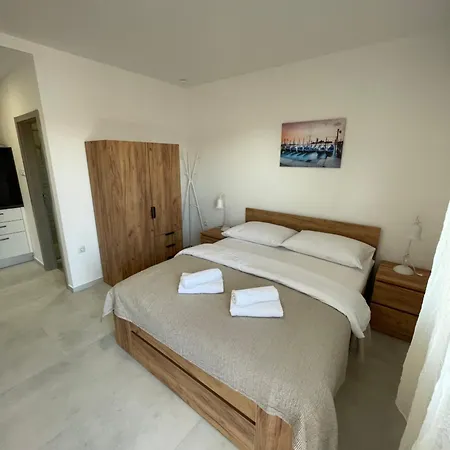 Apartmán Modern Tome With Terrace, Free Parking & Wi-fi, *