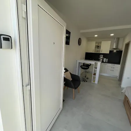 Modern Tome With Terrace, Free Parking & Wi-fi, Apartmán Zadar
