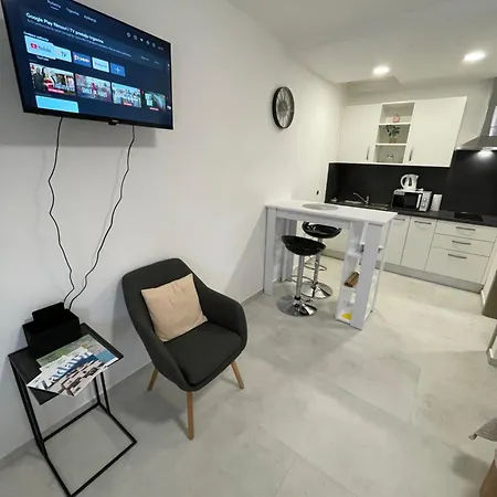 Apartmán Modern Tome With Terrace, Free Parking & Wi-fi, *